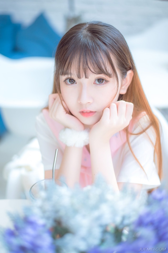 “之前那个想要抱我的人是怎么回事？”夜鹰冷漠的眸光扫过众人，冷然道：“他活着，为什么没人死？”